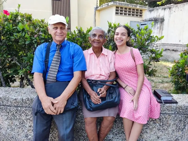 Gloria de la Hoz y el tío Santiago Vélez y su nieta Ashley Vélez