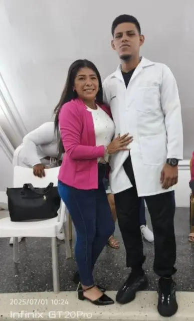 Jeremy Eliesker Martínez Hernández, su mamá Yacquelim Elvira Hernández Capote, 1 de sus hermanas Anais Carolina Martínez Hernán