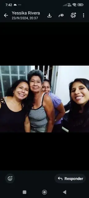 la dela izquierda es yesika Eliana rivera Véliz Allí sigue Feliza Allí sigue María Isabel rivera Véliz Allí sigue Sasha riv