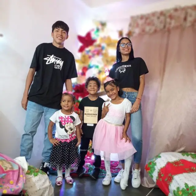 Sabrina, Gabriel, Anthony, Antonella y Antonieta.