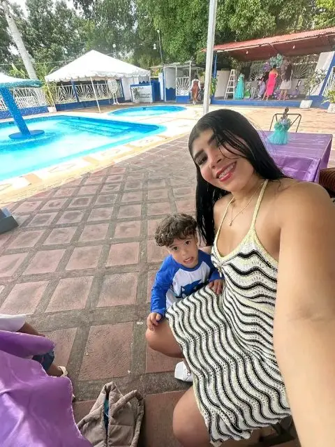 Rosleibi Ulloa y su hijo de 2 años