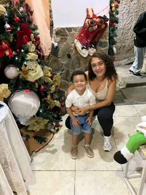 Rosbeli Ulloa y su hijo