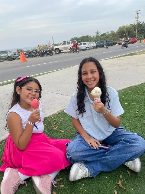 Isabella Regalado y Evangeline Regalado