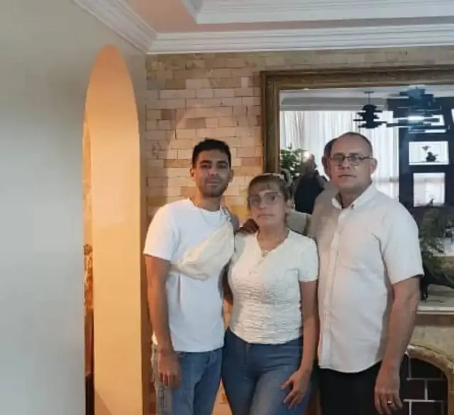 Leyber Nava y sus padres