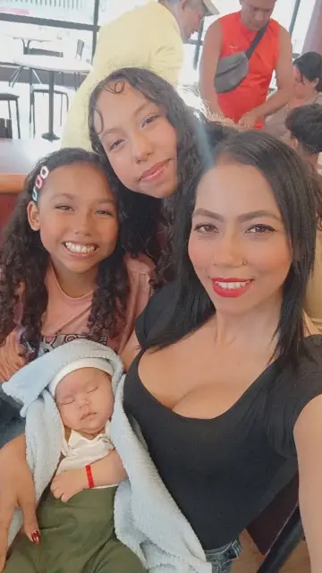 Carolina Milano e hijas
